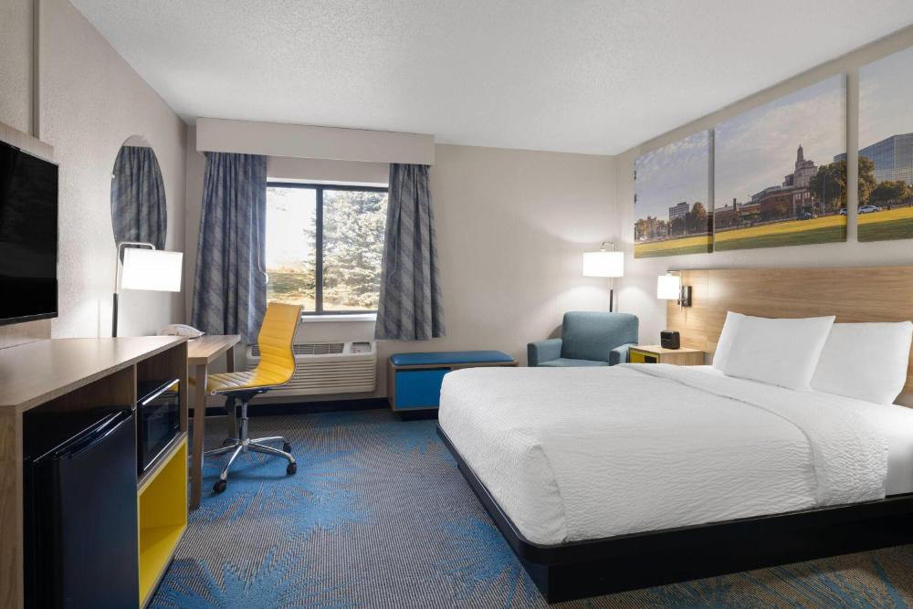 Queen Room with Roll-in Shower - Mobility Access/Non-Smoking interior